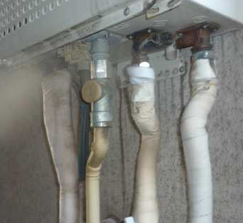 異常例4 給湯器まわりから水漏れがある